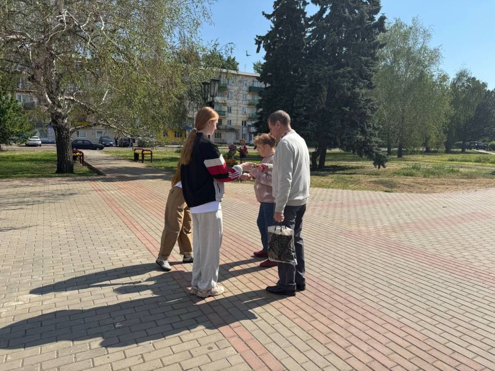 В Кировске состоялось торжественное поднятие флага ко дню Луганской Народной Республики В Кировске состоялось торжественное поднятие флага ко дню Луганской Народной Республики