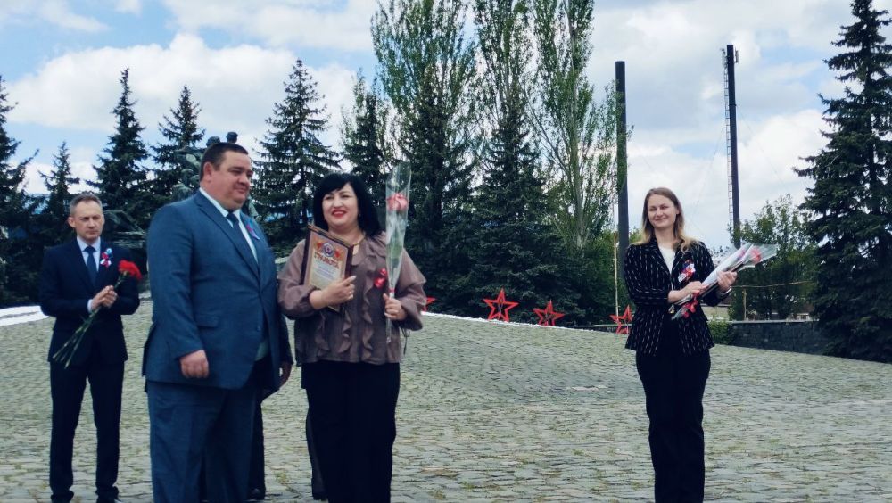 Сегодня, в День Луганской Народной Республики, у мемориала «Слава» прошло торжественное награждение участников Всероссийской муниципальной премии «Служение» Сегодня, в День Луганской Народной Республики, у мемориала «Слава» прошло торжественное награждение участников Всероссийской муниципальной премии «Служение»