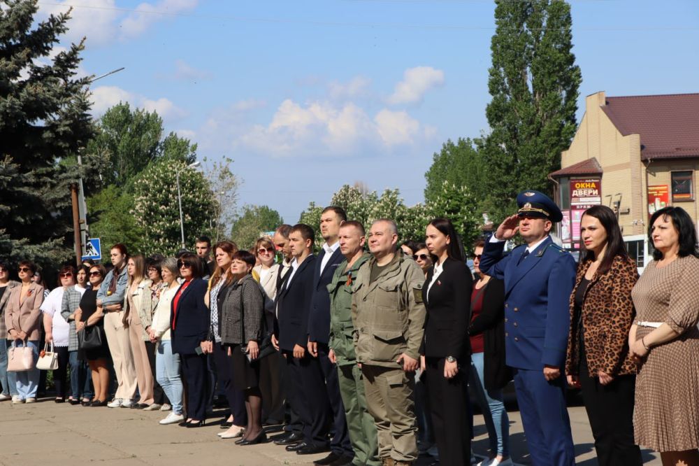 Евгений Бондарь: В годовщину образования нашей Республики около Администрации муниципалитета под звуки государственного гимна состоялось торжественное поднятие флага Луганской Народной Республики Евгений Бондарь: В годовщину образования нашей Республики около Администрации муниципалитета под звуки государственного гимна состоялось торжественное поднятие флага Луганской Народной Республики