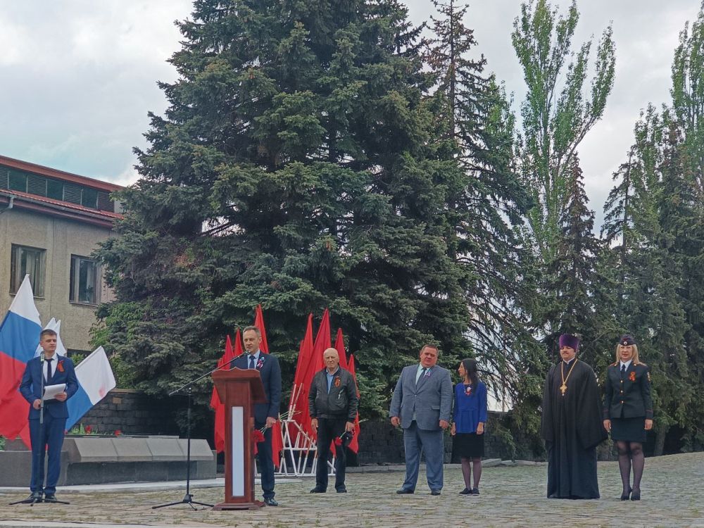 12 мая – одна из важнейших дат в истории Луганской Народной Республики, ставшая символом 12 мая – одна из важнейших дат в истории Луганской Народной Республики, ставшая символом
