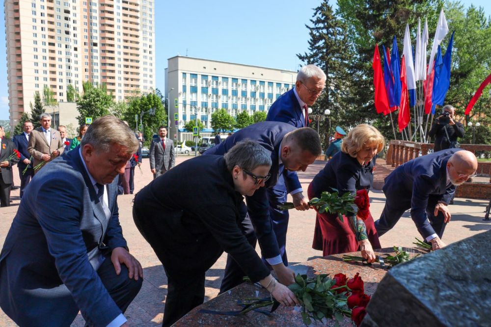 Константин Бутримов: Депутаты Народного Совета ЛНР и делегации парламентов субъектов РФ возложили цветы к памятному знаку «Они отстояли Родину» (фоторепортаж) Константин Бутримов: Депутаты Народного Совета ЛНР и делегации парламентов субъектов РФ возложили цветы к памятному знаку «Они отстояли Родину» (фоторепортаж)