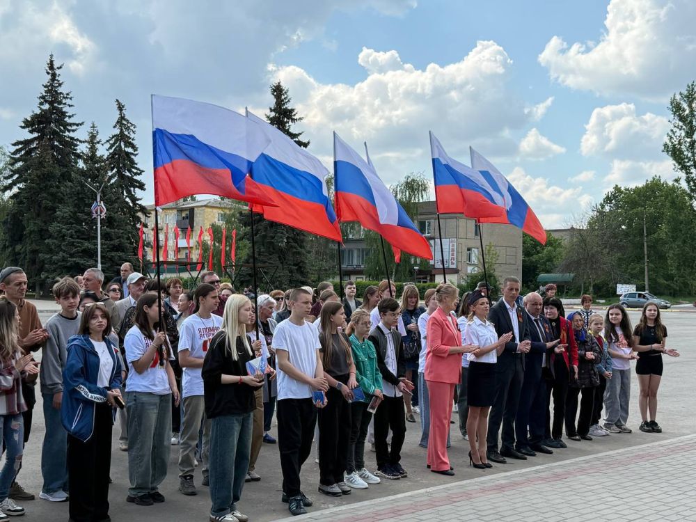 Виктория Сергеева: В Кировске состоялось торжественное поднятие флага ко дню Луганской Народной Республики Виктория Сергеева: В Кировске состоялось торжественное поднятие флага ко дню Луганской Народной Республики