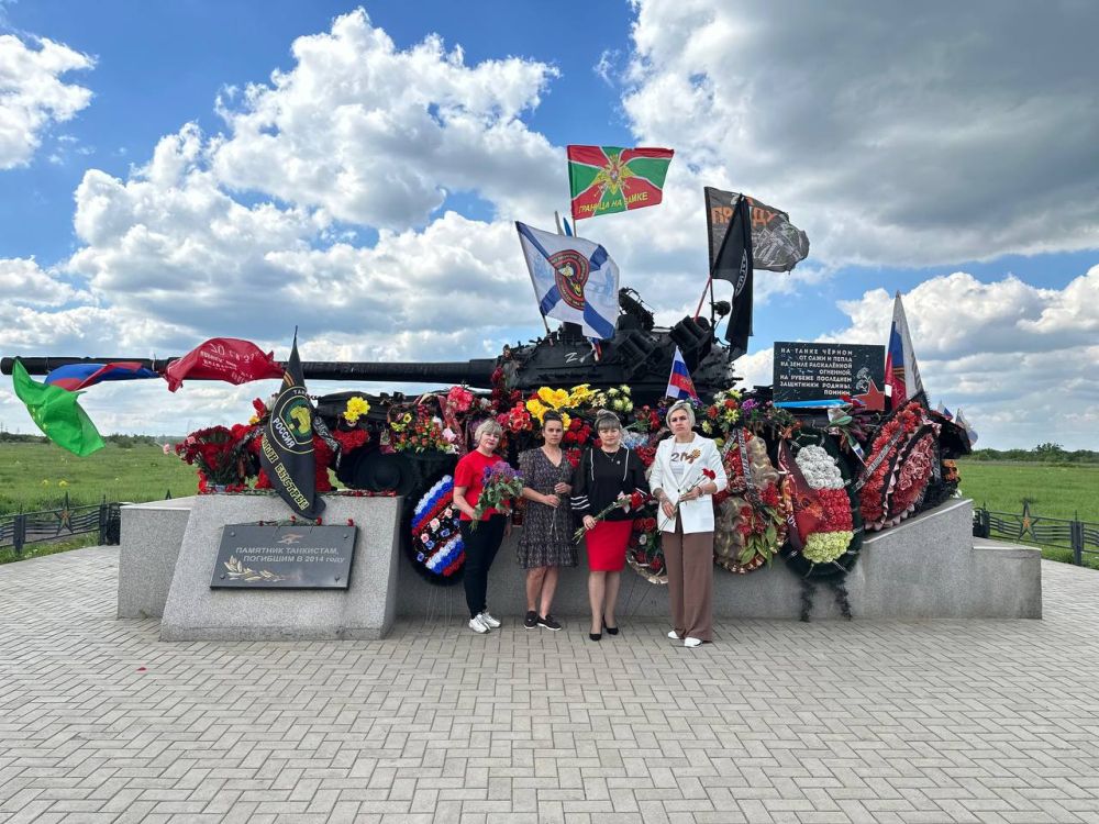 В День Луганской Народной Республики активисты ВПП "ЕДИНАЯ РОССИЯ" п. Хрящеватое чествовали память защитников ЛНР В День Луганской Народной Республики активисты ВПП "ЕДИНАЯ РОССИЯ" п. Хрящеватое чествовали память защитников ЛНР