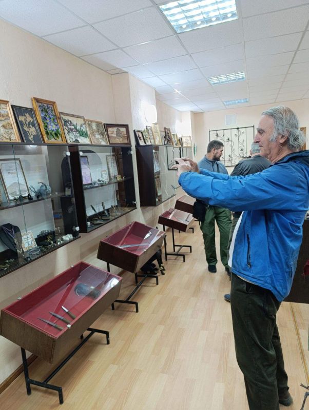 Андрей Рубанцов: В преддверии Дня Республики "Ровенецкую слободу" посетил чешский журналист, председатель "Общества друзей ЛНР и ДНР" в Чехии, представитель Чешского культурного центра имени Юлиуса Фучика в Луганске... Андрей Рубанцов: В преддверии Дня Республики "Ровенецкую слободу" посетил чешский журналист, председатель "Общества друзей ЛНР и ДНР" в Чехии, представитель Чешского культурного центра имени Юлиуса Фучика в Луганске...