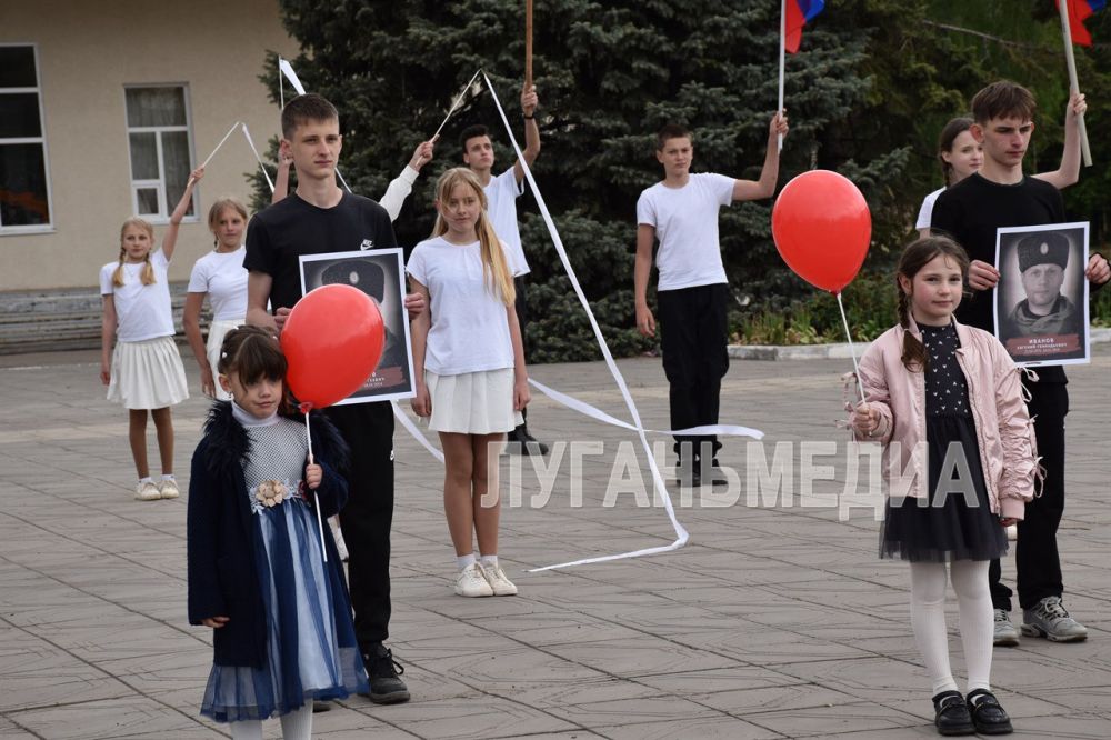 К Дню Луганской Народной Республики в Первомайске был проведен праздничный флешмоб, в котором приняли участие более 30 юных первомайцев К Дню Луганской Народной Республики в Первомайске был проведен праздничный флешмоб, в котором приняли участие более 30 юных первомайцев