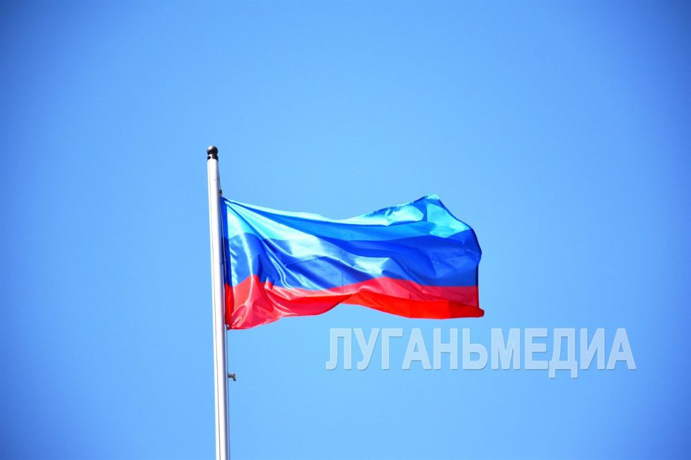 В Красном Луче состоялось торжественное поднятие флага ЛНР, посвященное Дню Луганской Народной Республики В Красном Луче состоялось торжественное поднятие флага ЛНР, посвященное Дню Луганской Народной Республики