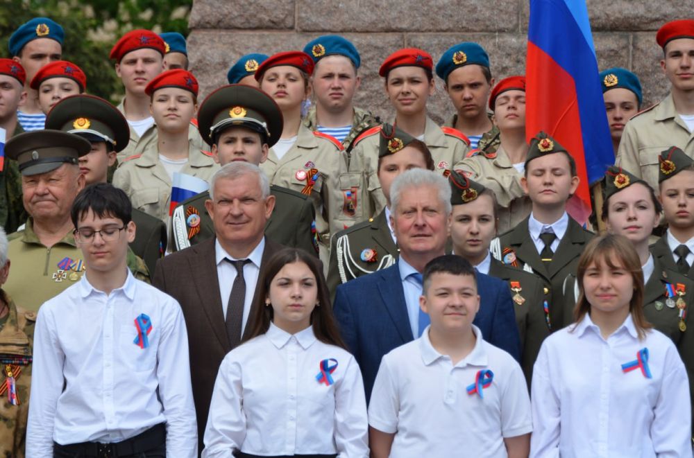 Краснодон отметил 11-летие ЛНР митингом «Моя Республика! Моя семья!» Краснодон отметил 11-летие ЛНР митингом «Моя Республика! Моя семья!»
