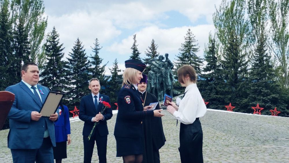 Андрей Рубанцов: Сегодня в городском округе город Ровеньки, в рамках акции «Мы – граждане России», состоялось вручение паспортов Российской Федерации юным ровенчанам, приуроченное ко Дню Луганской Народной Республики Андрей Рубанцов: Сегодня в городском округе город Ровеньки, в рамках акции «Мы – граждане России», состоялось вручение паспортов Российской Федерации юным ровенчанам, приуроченное ко Дню Луганской Народной Республики