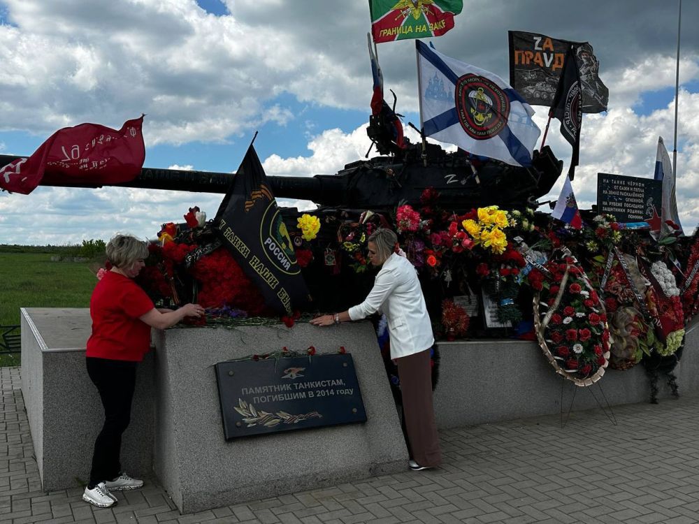 В День Луганской Народной Республики активисты ВПП "ЕДИНАЯ РОССИЯ" п. Хрящеватое чествовали память защитников ЛНР В День Луганской Народной Республики активисты ВПП "ЕДИНАЯ РОССИЯ" п. Хрящеватое чествовали память защитников ЛНР
