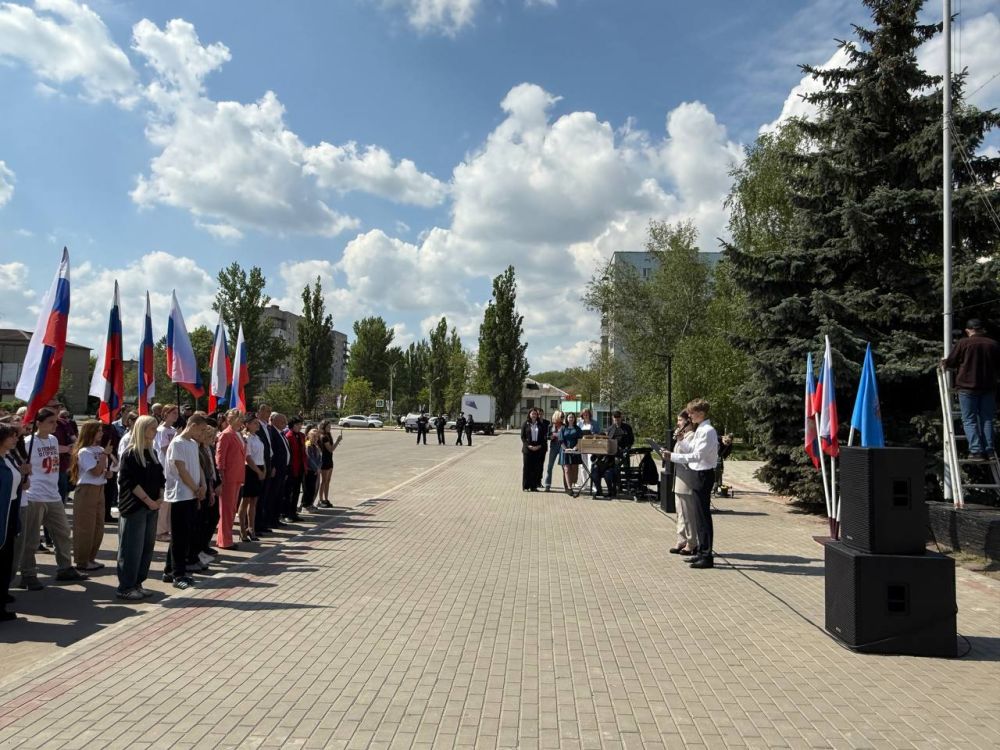 Виктория Сергеева: В Кировске состоялось торжественное поднятие флага ко дню Луганской Народной Республики Виктория Сергеева: В Кировске состоялось торжественное поднятие флага ко дню Луганской Народной Республики