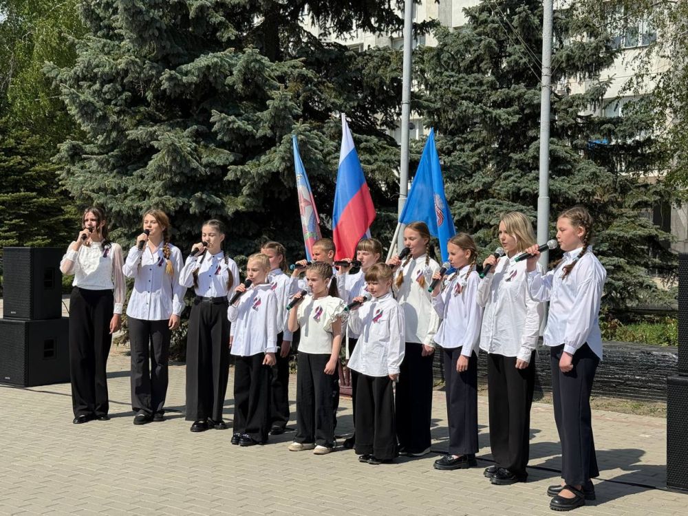 Виктория Сергеева: В Кировске состоялось торжественное поднятие флага ко дню Луганской Народной Республики Виктория Сергеева: В Кировске состоялось торжественное поднятие флага ко дню Луганской Народной Республики