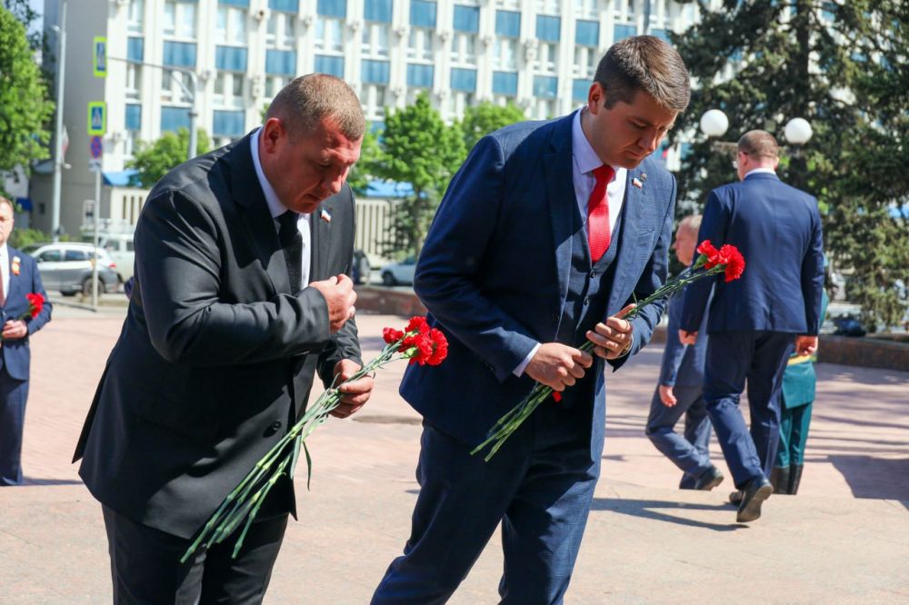 Константин Бутримов: Депутаты Народного Совета ЛНР и делегации парламентов субъектов РФ возложили цветы к памятному знаку «Они отстояли Родину» (фоторепортаж) Константин Бутримов: Депутаты Народного Совета ЛНР и делегации парламентов субъектов РФ возложили цветы к памятному знаку «Они отстояли Родину» (фоторепортаж)