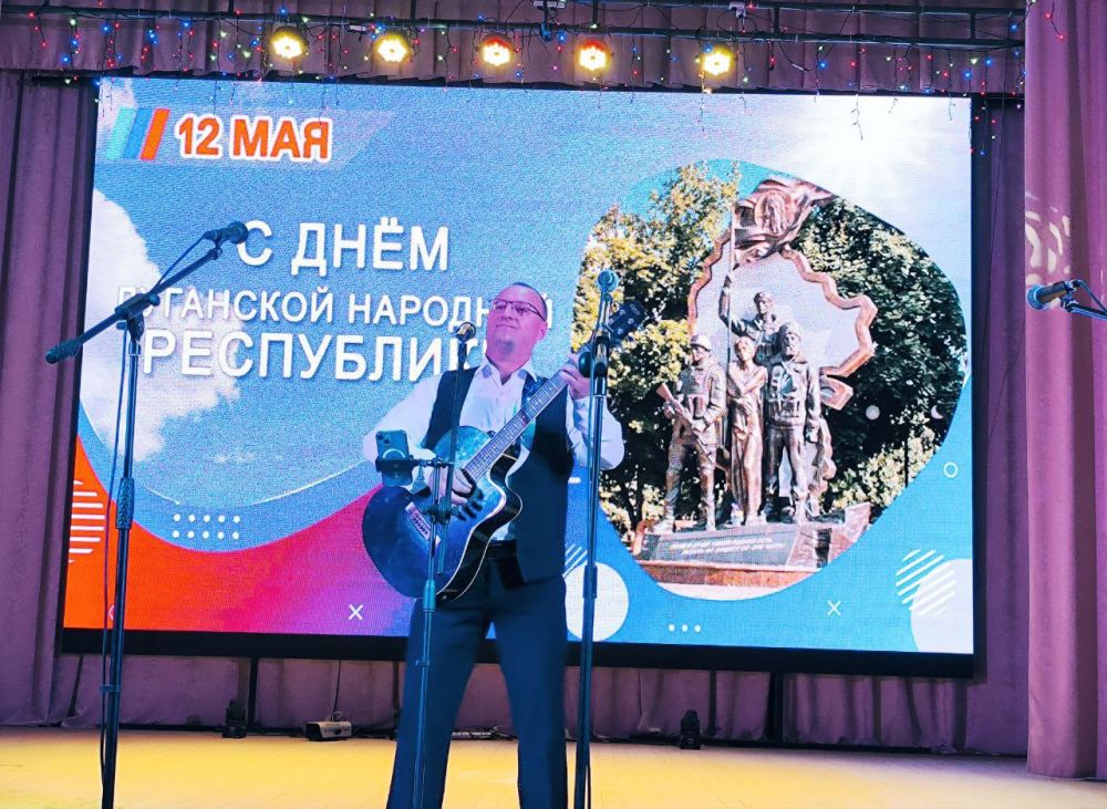 В Белокуракинском Доме культуры состоялся яркий концерт, посвящённый Дню Луганской Народной Республики В Белокуракинском Доме культуры состоялся яркий концерт, посвящённый Дню Луганской Народной Республики