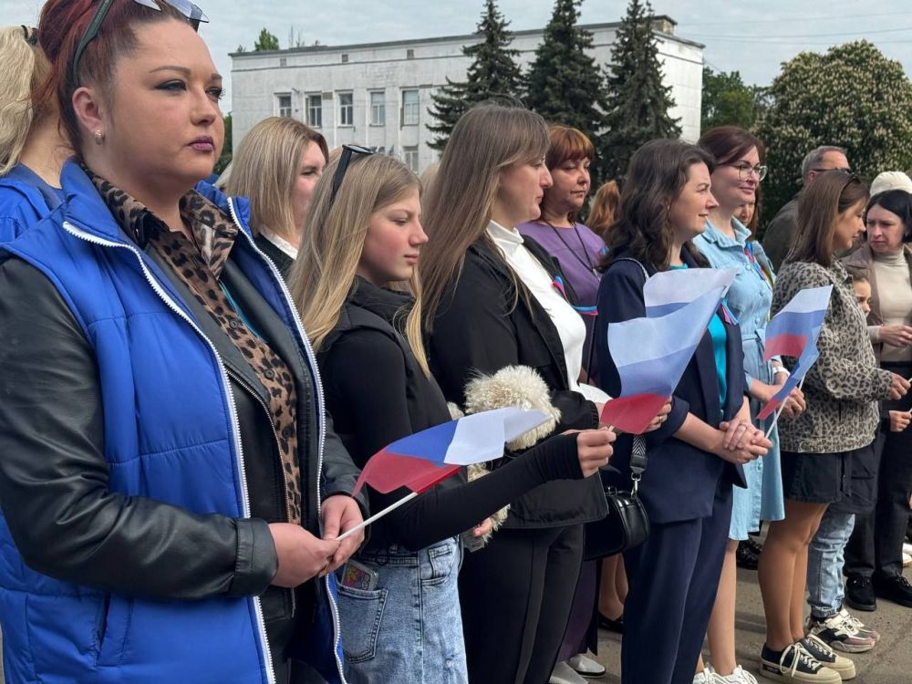 Сергей Колягин: В День Луганской Народной Республики в Первомайске состоялась торжественная церемония поднятия флага нашей Республики Сергей Колягин: В День Луганской Народной Республики в Первомайске состоялась торжественная церемония поднятия флага нашей Республики