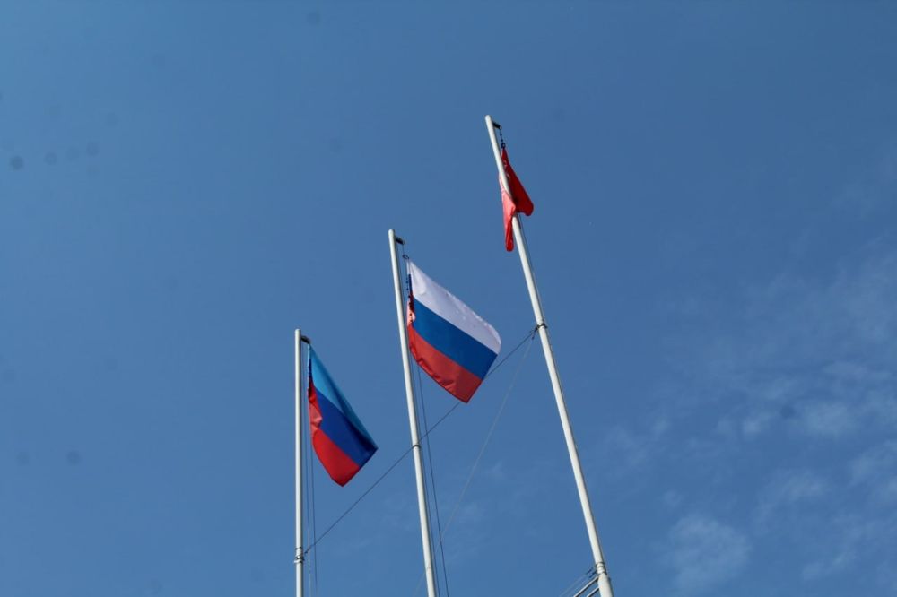 В День Луганской Народной Республики в Кировске состоялась торжественная церемония поднятия Флага ЛНР В День Луганской Народной Республики в Кировске состоялась торжественная церемония поднятия Флага ЛНР