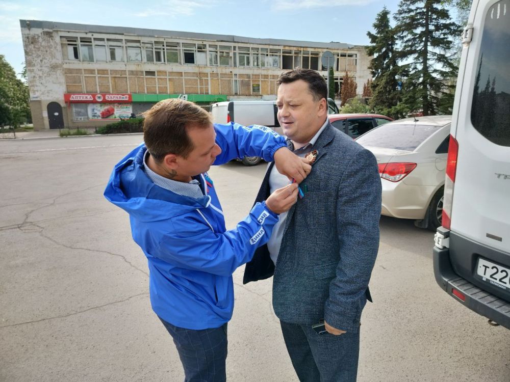 Активисты Первомайского местного отделения «Единой России» поздравили горожан с Днем Луганской Народной Республики Активисты Первомайского местного отделения «Единой России» поздравили горожан с Днем Луганской Народной Республики
