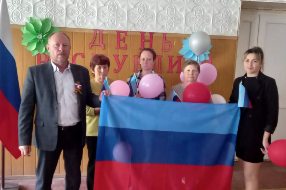 В Свердловском муниципалитете отметили 11-летие ЛНР В Свердловском муниципалитете отметили 11-летие ЛНР