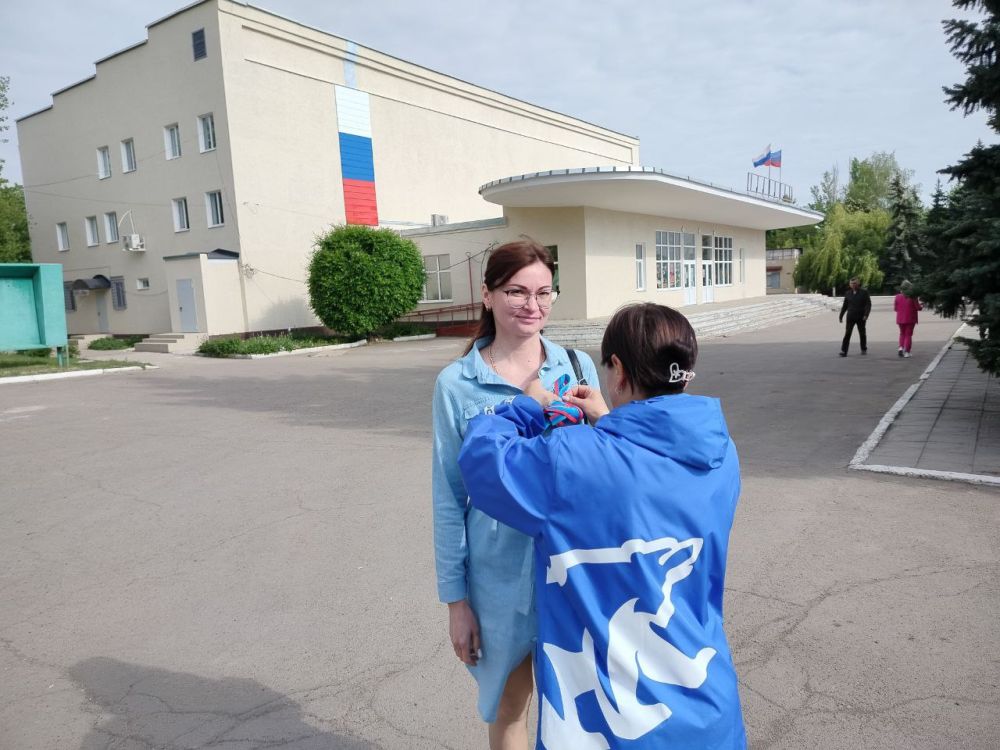 Активисты Первомайского местного отделения «Единой России» поздравили горожан с Днем Луганской Народной Республики Активисты Первомайского местного отделения «Единой России» поздравили горожан с Днем Луганской Народной Республики