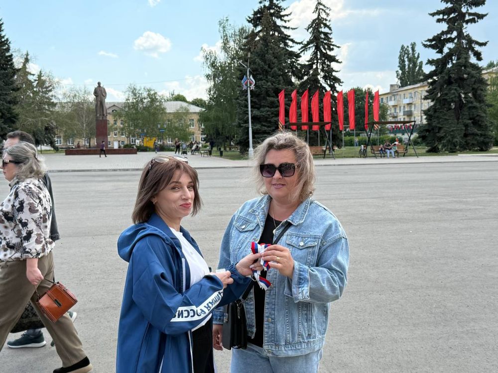В Кировске состоялось торжественное поднятие флага ко дню Луганской Народной Республики В Кировске состоялось торжественное поднятие флага ко дню Луганской Народной Республики