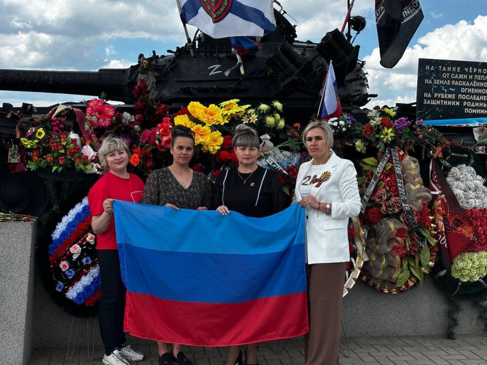 В День Луганской Народной Республики активисты ВПП "ЕДИНАЯ РОССИЯ" п. Хрящеватое чествовали память защитников ЛНР В День Луганской Народной Республики активисты ВПП "ЕДИНАЯ РОССИЯ" п. Хрящеватое чествовали память защитников ЛНР