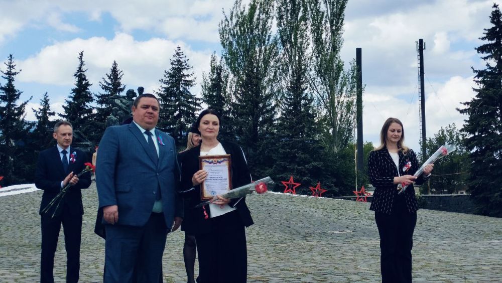 Сегодня, в День Луганской Народной Республики, у мемориала «Слава» прошло торжественное награждение участников Всероссийской муниципальной премии «Служение» Сегодня, в День Луганской Народной Республики, у мемориала «Слава» прошло торжественное награждение участников Всероссийской муниципальной премии «Служение»