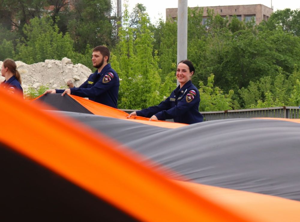 300-метровая Георгиевская лента объединила поколения в Луганске 300-метровая Георгиевская лента объединила поколения в Луганске
