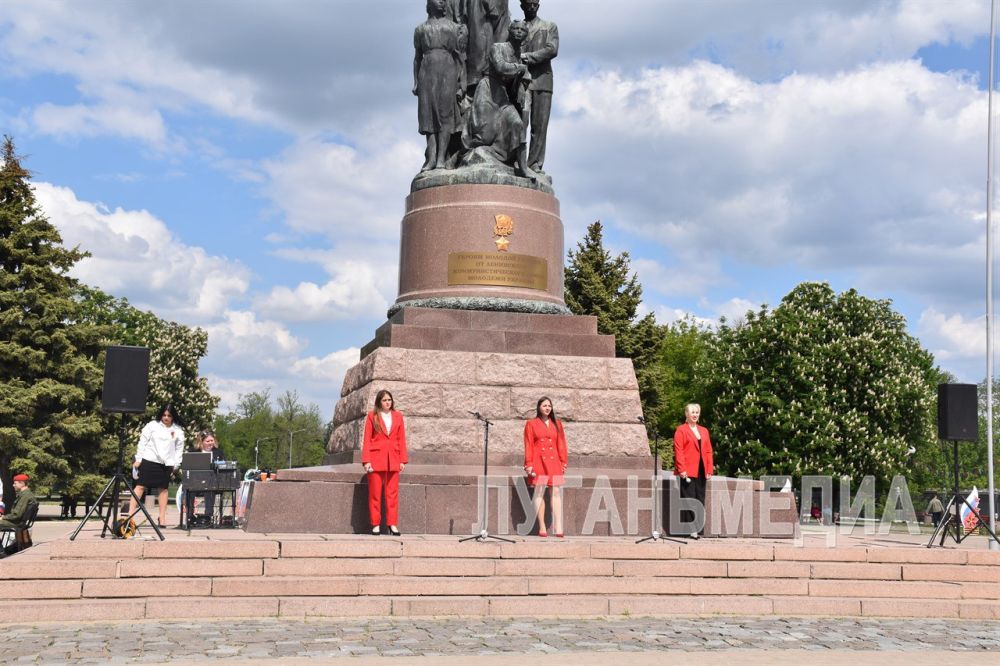 Краснодонцы поздравили нашу республику с днем рождения Краснодонцы поздравили нашу республику с днем рождения