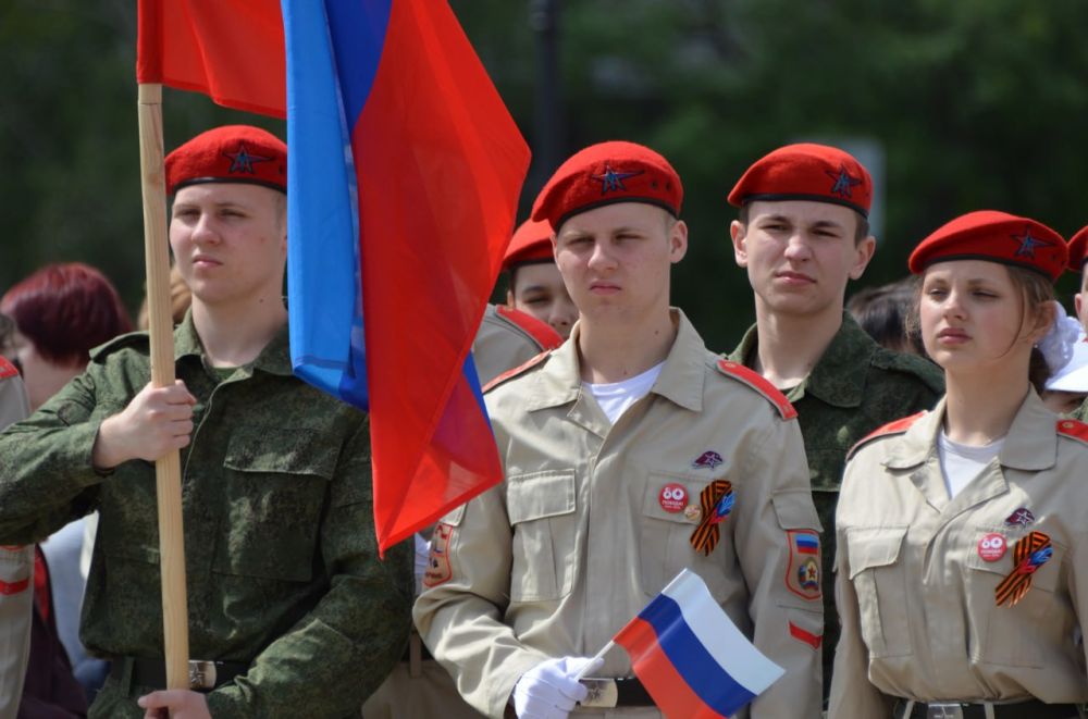 Краснодон отметил 11-летие ЛНР митингом «Моя Республика! Моя семья!» Краснодон отметил 11-летие ЛНР митингом «Моя Республика! Моя семья!»