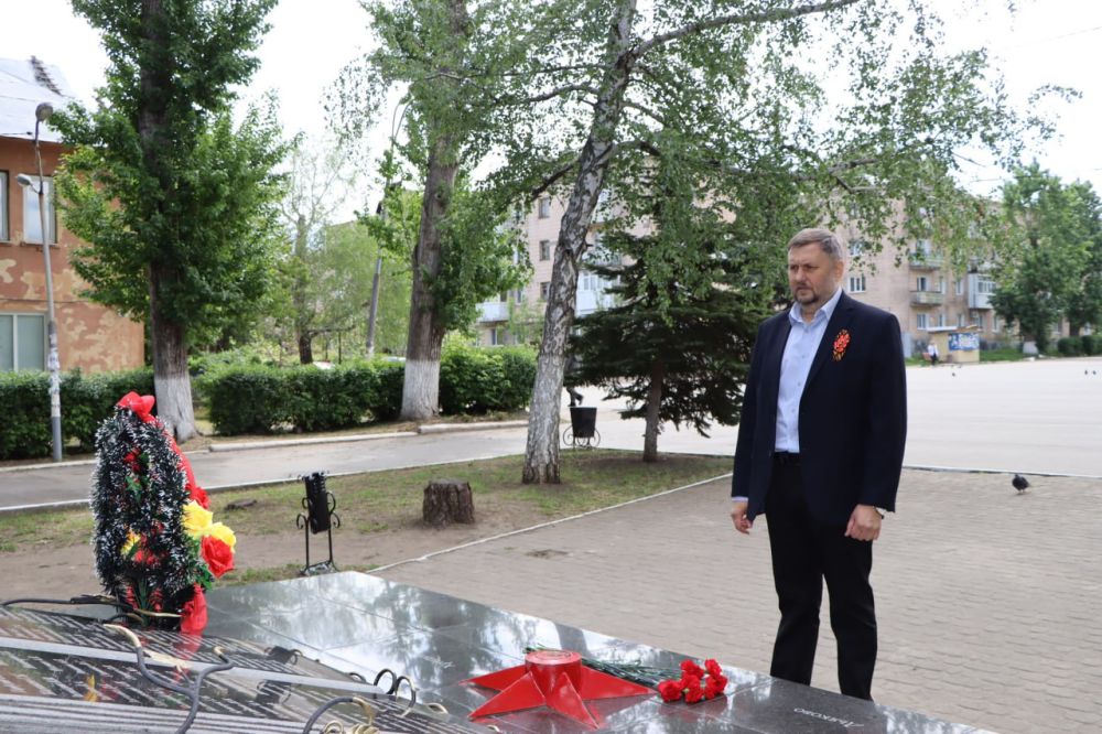 Евгений Бондарь: В важную для всех нас дату - годовщину образования Луганской Народной Республики - возложил цветы к памятным местам и мемориальным доскам Героям земли Лутугинской Евгений Бондарь: В важную для всех нас дату - годовщину образования Луганской Народной Республики - возложил цветы к памятным местам и мемориальным доскам Героям земли Лутугинской