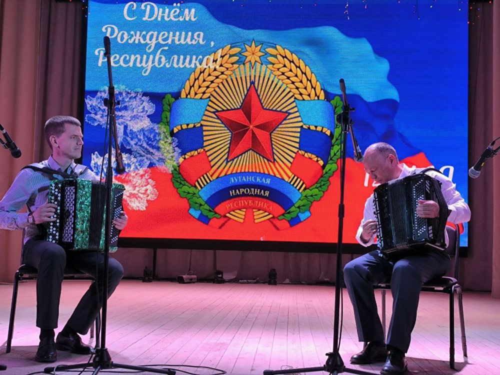 В Белокуракинском Доме культуры состоялся яркий концерт, посвящённый Дню Луганской Народной Республики В Белокуракинском Доме культуры состоялся яркий концерт, посвящённый Дню Луганской Народной Республики