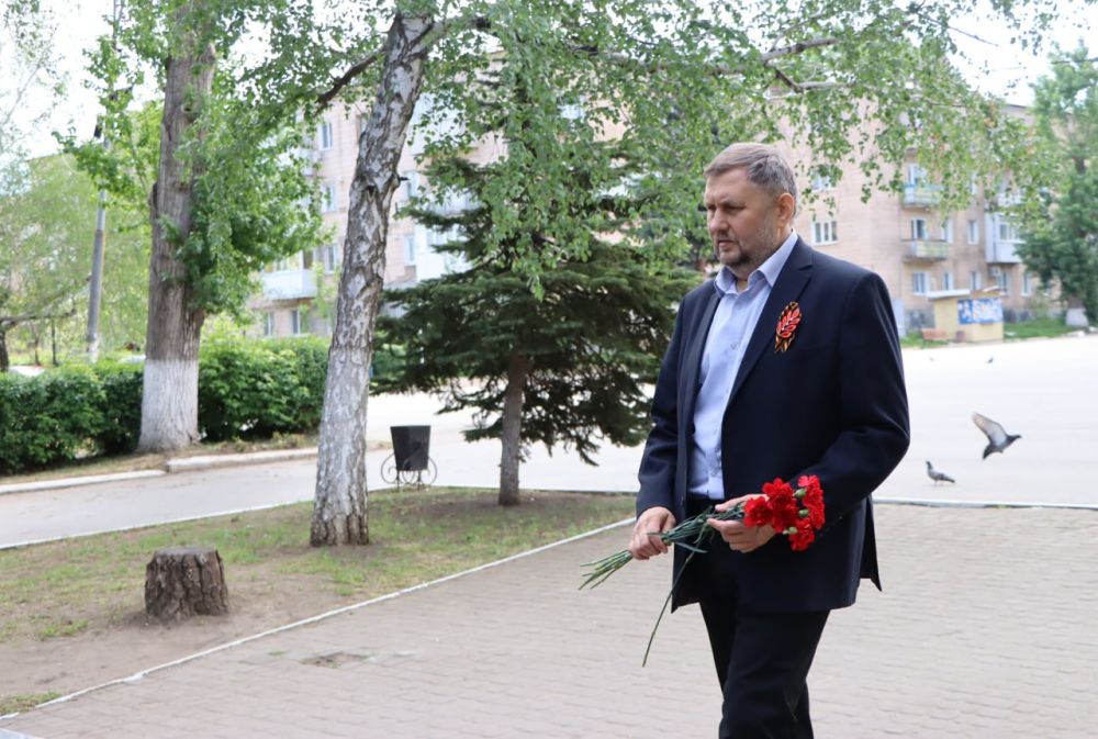 Евгений Бондарь: В важную для всех нас дату - годовщину образования Луганской Народной Республики - возложил цветы к памятным местам и мемориальным доскам Героям земли Лутугинской Евгений Бондарь: В важную для всех нас дату - годовщину образования Луганской Народной Республики - возложил цветы к памятным местам и мемориальным доскам Героям земли Лутугинской