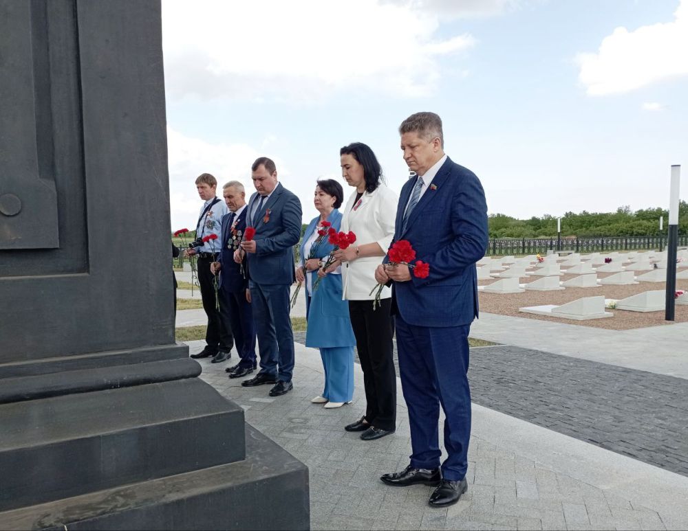 Яна Пащенко: Вместе с сопредседателем ВАРМСУ Галиной Данильченко и сотрудниками Администрации городского округа город Луганск возложили цветы к мемориалам, посвященным события 2014 года Яна Пащенко: Вместе с сопредседателем ВАРМСУ Галиной Данильченко и сотрудниками Администрации городского округа город Луганск возложили цветы к мемориалам, посвященным события 2014 года