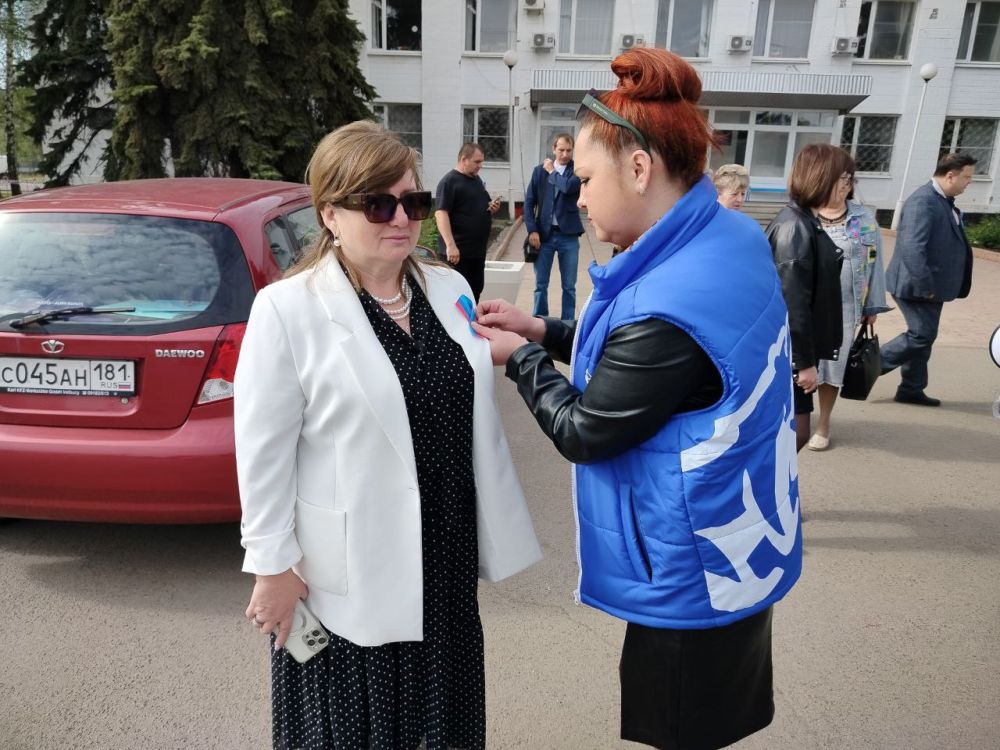 Активисты Первомайского местного отделения «Единой России» поздравили горожан с Днем Луганской Народной Республики Активисты Первомайского местного отделения «Единой России» поздравили горожан с Днем Луганской Народной Республики