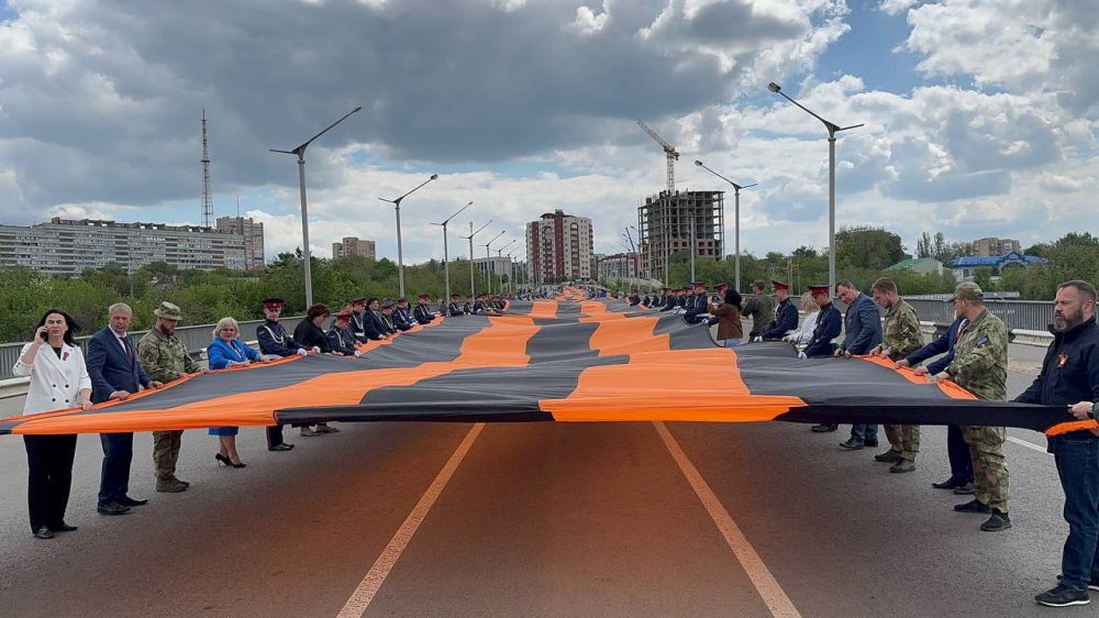 В ЛНР развернули 300-метровую георгиевскую ленту в День Республики В ЛНР развернули 300-метровую георгиевскую ленту в День Республики