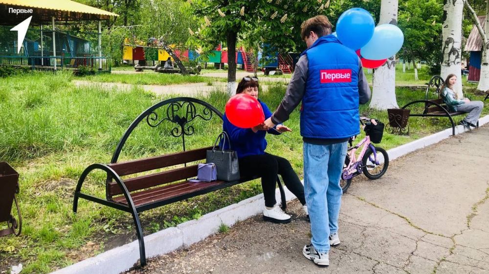 Андрей Рубанцов: С любовью к Луганщине!. Первые Ровеньковской школы №6 имени О.В. Анащенко поздравили жителей города с Днём Луганской Народной Республики Ребята подарили яркие шары и открытки с добрыми пожеланиями... Андрей Рубанцов: С любовью к Луганщине!. Первые Ровеньковской школы №6 имени О.В. Анащенко поздравили жителей города с Днём Луганской Народной Республики Ребята подарили яркие шары и открытки с добрыми пожеланиями...