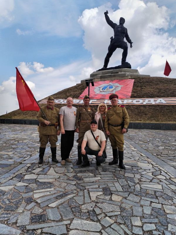 В честь 80-й годовщины Победы в Великой Отечественной войне депутаты Совета городского округа организовали небольшой автопробег В честь 80-й годовщины Победы в Великой Отечественной войне депутаты Совета городского округа организовали небольшой автопробег