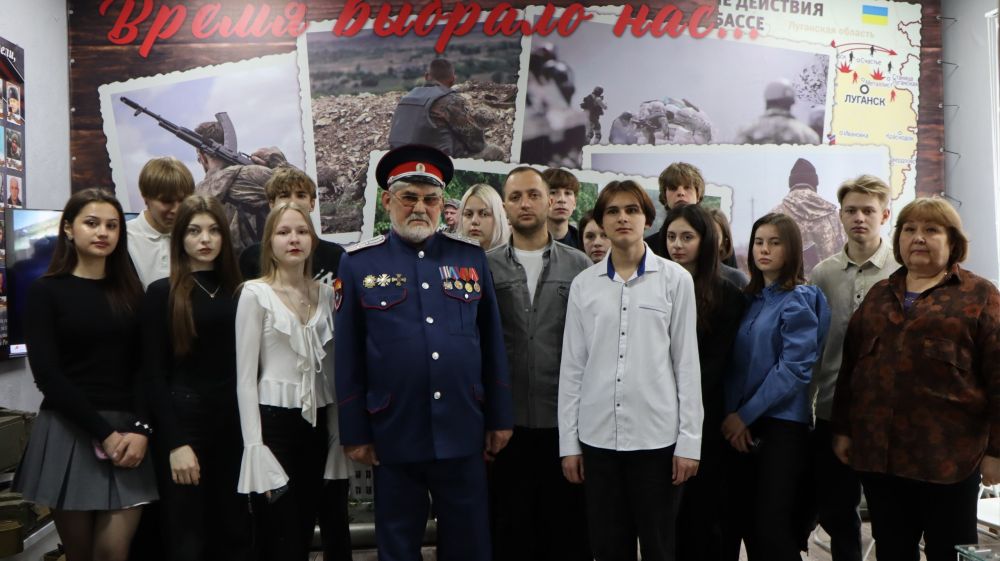 Сегодня, для учащихся одиннадцатого класса Ровеньковской гимназии имени Г. Шонина, в музее истории города Ровеньки проведен патриотический час «Моя Республика – мой дом!», посвящённый дню образования Луганской Народной... Сегодня, для учащихся одиннадцатого класса Ровеньковской гимназии имени Г. Шонина, в музее истории города Ровеньки проведен патриотический час «Моя Республика – мой дом!», посвящённый дню образования Луганской Народной...