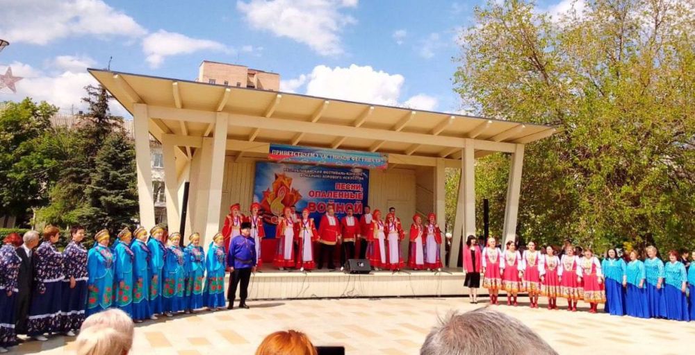 Народный хор "Казачьи напевы" Северодонецкого городского Дворца культуры принял участие в Республиканском фестивале вокально-хоровых коллективов "Песни опаленные войной", который состоялся 12 мая в городе Луганске Народный хор "Казачьи напевы" Северодонецкого городского Дворца культуры принял участие в Республиканском фестивале вокально-хоровых коллективов "Песни опаленные войной", который состоялся 12 мая в городе Луганске