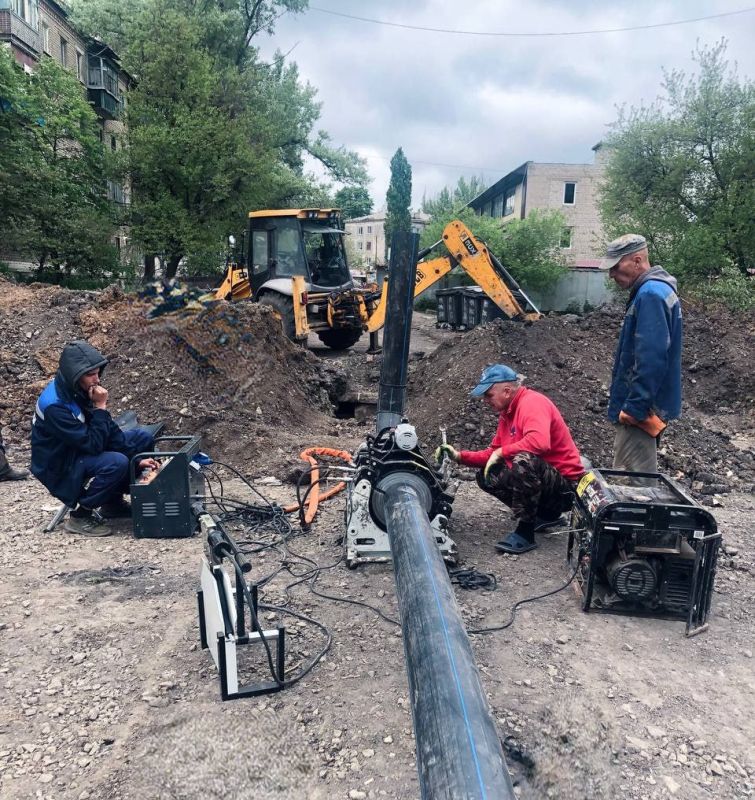 В Антраците специалисты "Луганскводы" заменили изношенный участок трубопровода В Антраците специалисты "Луганскводы" заменили изношенный участок трубопровода