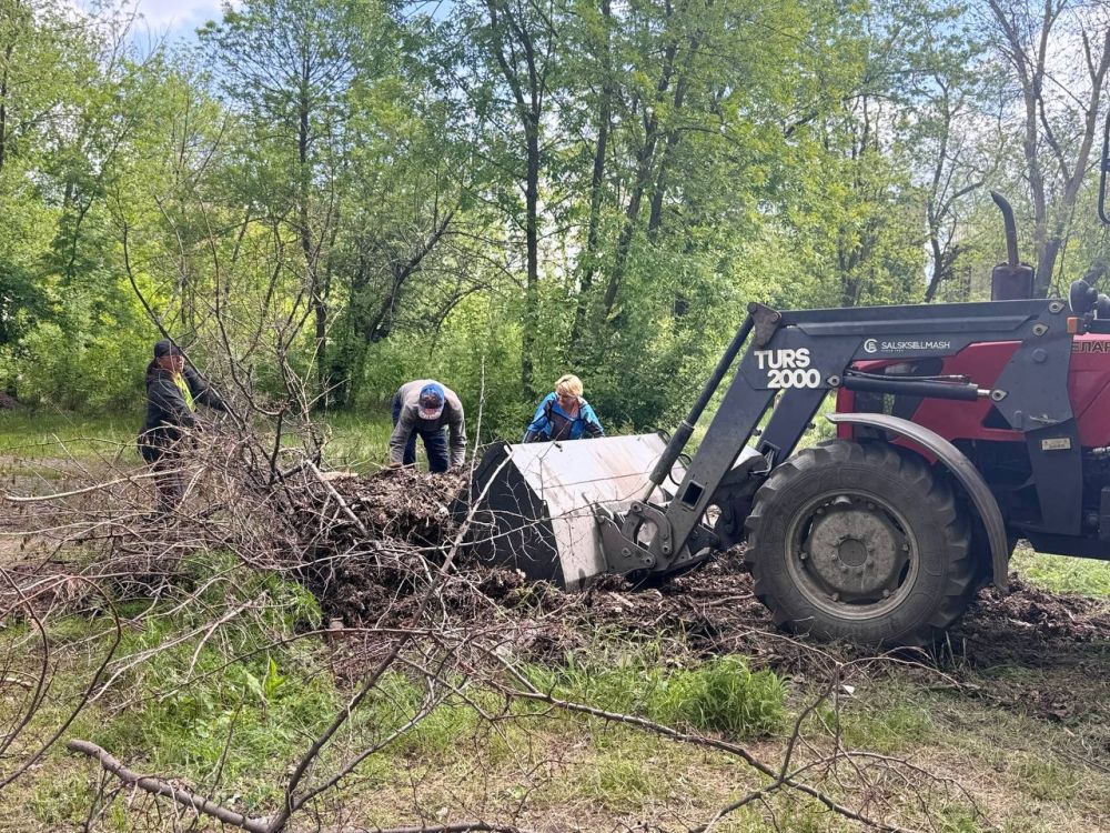 Коммунальные будни. Работники МУП «ЖЭК» города Ровеньки и сотрудники отдела жизнеобеспечения пгт Дзержинский производят уборку улично-дорожной сети пгт Дзержинский Коммунальные будни. Работники МУП «ЖЭК» города Ровеньки и сотрудники отдела жизнеобеспечения пгт Дзержинский производят уборку улично-дорожной сети пгт Дзержинский