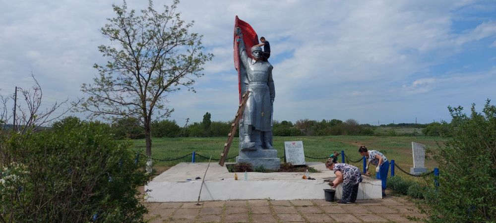 с.Никитовка - проведены работы по восстановлению и ремонту, покраске скульптуры братской могилы советских воинов, благоустройству прилегающей территории с.Никитовка - проведены работы по восстановлению и ремонту, покраске скульптуры братской могилы советских воинов, благоустройству прилегающей территории