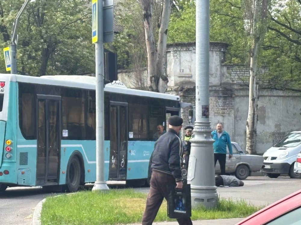 В Луганске самокатчик попал под колеса автобуса В Луганске самокатчик попал под колеса автобуса