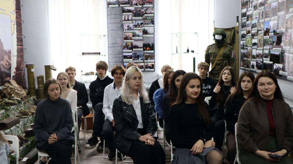 Сегодня, для учащихся одиннадцатого класса Ровеньковской гимназии имени Г. Шонина, в музее истории города Ровеньки проведен патриотический час «Моя Республика – мой дом!», посвящённый дню образования Луганской Народной... Сегодня, для учащихся одиннадцатого класса Ровеньковской гимназии имени Г. Шонина, в музее истории города Ровеньки проведен патриотический час «Моя Республика – мой дом!», посвящённый дню образования Луганской Народной...