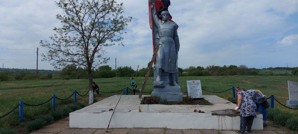 с.Никитовка - проведены работы по восстановлению и ремонту, покраске скульптуры братской могилы советских воинов, благоустройству прилегающей территории с.Никитовка - проведены работы по восстановлению и ремонту, покраске скульптуры братской могилы советских воинов, благоустройству прилегающей территории
