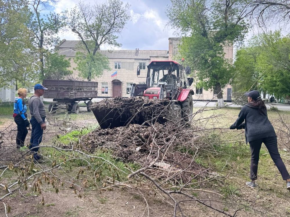 Коммунальные будни. Работники МУП «ЖЭК» города Ровеньки и сотрудники отдела жизнеобеспечения пгт Дзержинский производят уборку улично-дорожной сети пгт Дзержинский Коммунальные будни. Работники МУП «ЖЭК» города Ровеньки и сотрудники отдела жизнеобеспечения пгт Дзержинский производят уборку улично-дорожной сети пгт Дзержинский