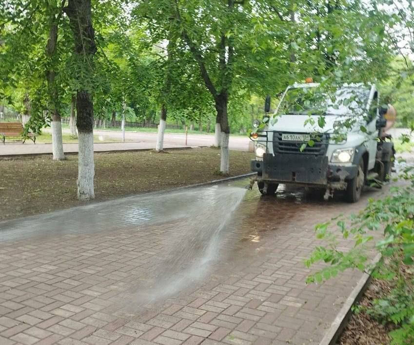 Коммунальные службы проводят работы на территории города Коммунальные службы проводят работы на территории города