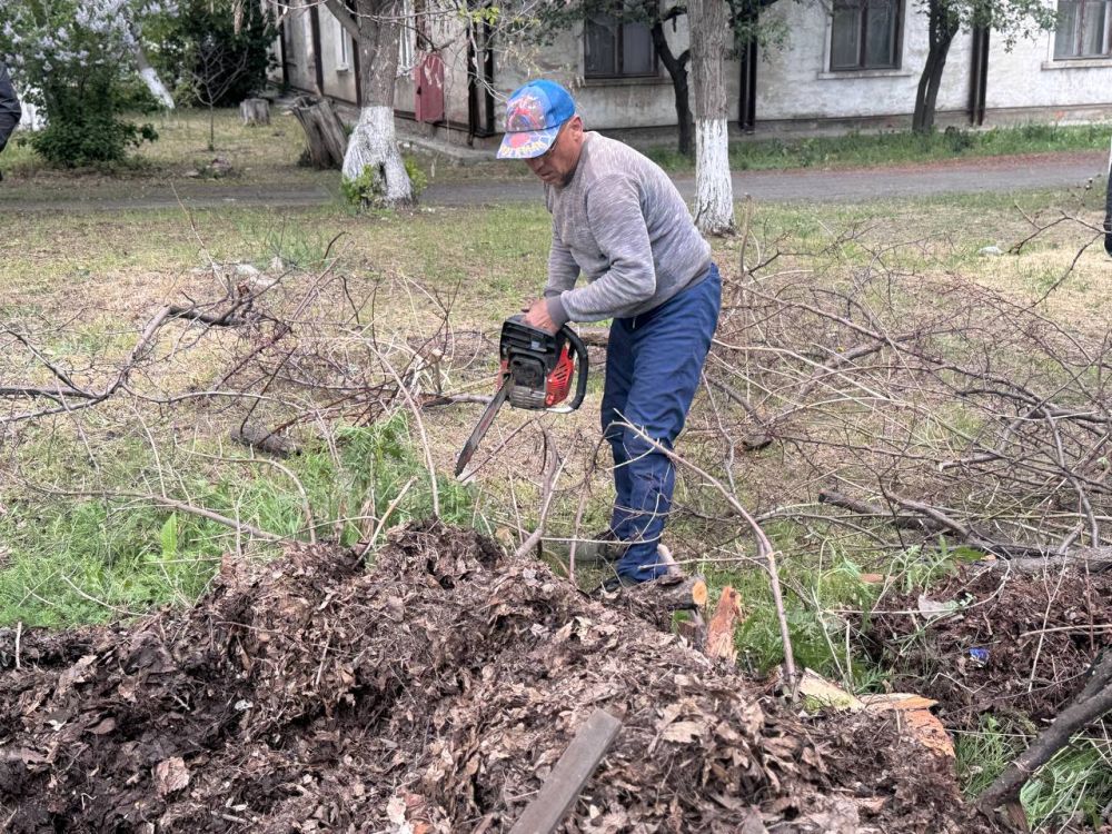 Коммунальные будни. Работники МУП «ЖЭК» города Ровеньки и сотрудники отдела жизнеобеспечения пгт Дзержинский производят уборку улично-дорожной сети пгт Дзержинский Коммунальные будни. Работники МУП «ЖЭК» города Ровеньки и сотрудники отдела жизнеобеспечения пгт Дзержинский производят уборку улично-дорожной сети пгт Дзержинский