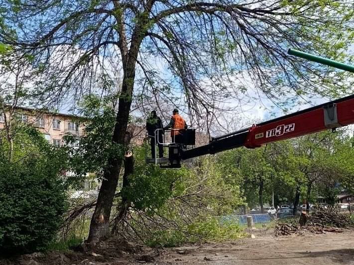 Коммунальные службы проводят работы на территории города Коммунальные службы проводят работы на территории города
