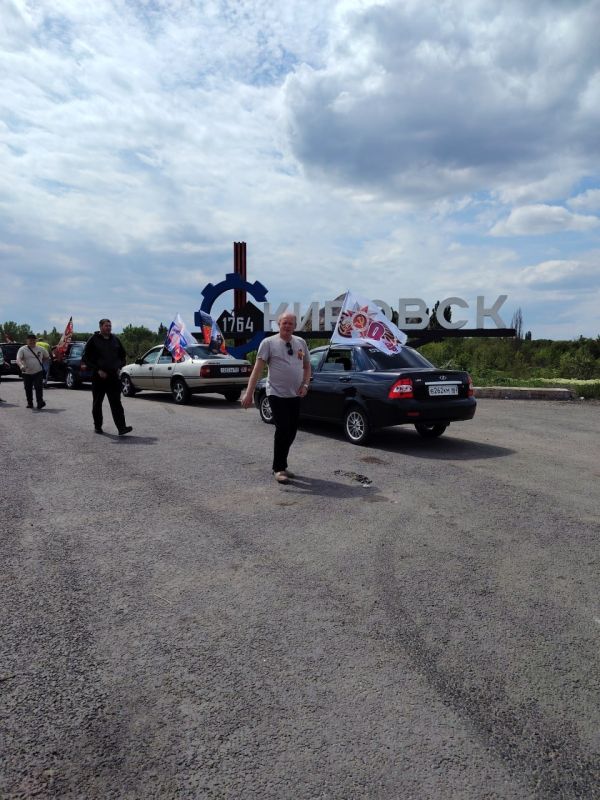 В честь 80-й годовщины Победы в Великой Отечественной войне депутаты Совета городского округа организовали небольшой автопробег В честь 80-й годовщины Победы в Великой Отечественной войне депутаты Совета городского округа организовали небольшой автопробег