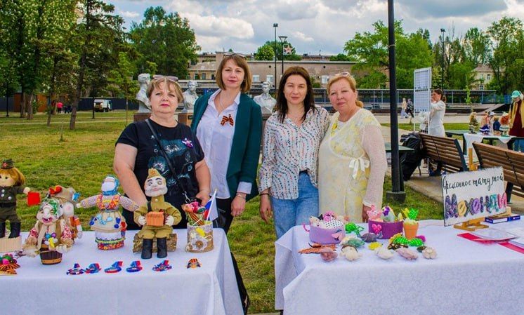 Мастера из Краснодона стали участниками Республиканского фестиваля в Луганске Мастера из Краснодона стали участниками Республиканского фестиваля в Луганске